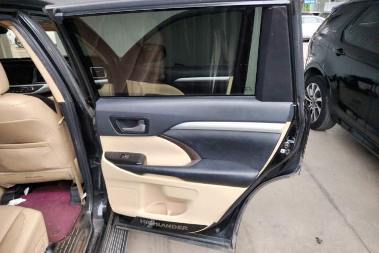 Used Toyota Highlander 2018 2.0T Four-Wheel Drive Luxury Version 7 Seats China VI Standard Right Rear Door Interior