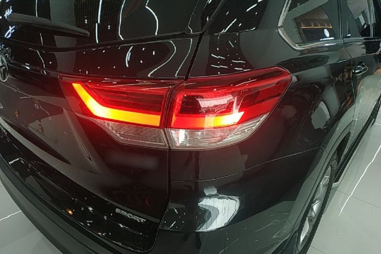 Used Toyota Highlander 2018 2.0T Two-Wheel Drive Luxury Edition 7 Seats China VI Standard Right Rear Taillight