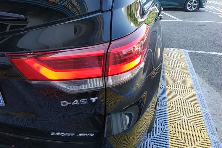 Used Toyota Highlander 2018 2.0T Four-Wheel Drive Luxury Version 7 Seats China VI Standard Right Rear Taillight