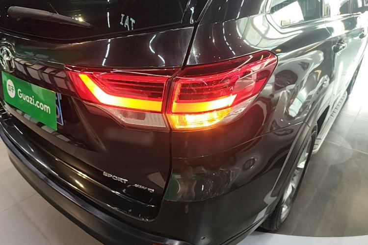 Used Toyota Highlander 2018 2.0T Four-Wheel Drive Luxury Version 7 Seats China VI Standard Right Rear Taillight