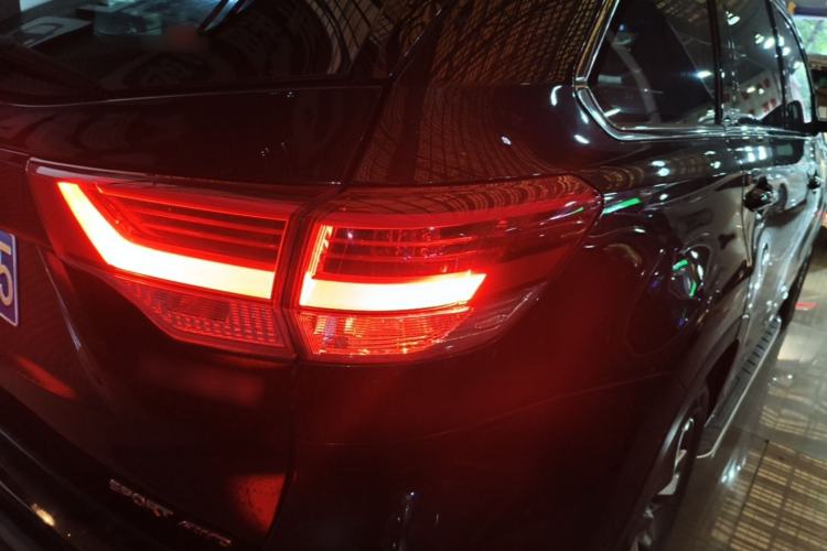 Used Toyota Highlander 2018 2.0T Four-Wheel Drive Luxury Version 7 Seats China VI Standard Right Rear Taillight