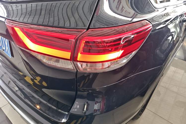 Used Toyota Highlander 2018 2.0T Two-Wheel Drive Elite Version 5 Seats China VI Standard Right Rear Taillight