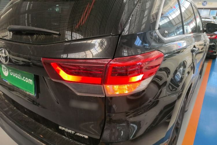Used Toyota Highlander 2018 2.0T Four-Wheel Drive Knight Edition 7 Seats China VI Standard Right Rear Taillight