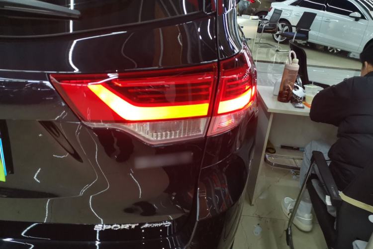 Used Toyota Highlander 2018 2.0T Four-Wheel Drive Luxury Edition 7 Seats China V Emission Standard Right Rear Taillight