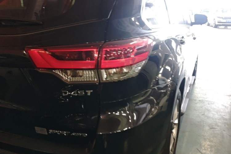 Used Toyota Highlander 2018 2.0T Four-Wheel Drive Luxury Version 7 Seats China VI Standard Right Rear Taillight