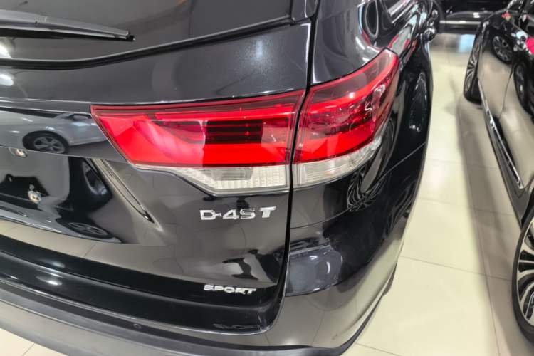 Used Toyota Highlander 2018 2.0T Two-Wheel-Drive Luxury Edition 7 Seats Emission Standard China V Right Rear Taillight