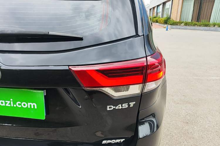 Used Toyota Highlander 2018 2.0T Two-Wheel Drive Luxury Edition 7 Seats China VI Standard Right Rear Taillight