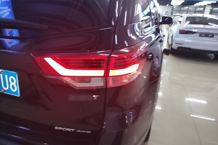 Used Toyota Highlander 2018 2.0T Four-Wheel Drive Luxury Version 7 Seats China VI Standard Right Rear Taillight
