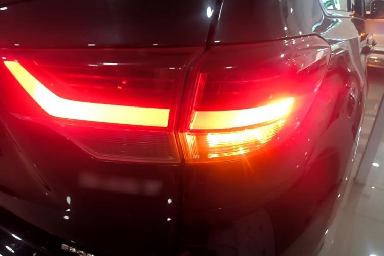 Used Toyota Highlander 2018 2.0T Four-Wheel Drive Knight Edition 7 Seats China VI Standard Right Rear Taillight