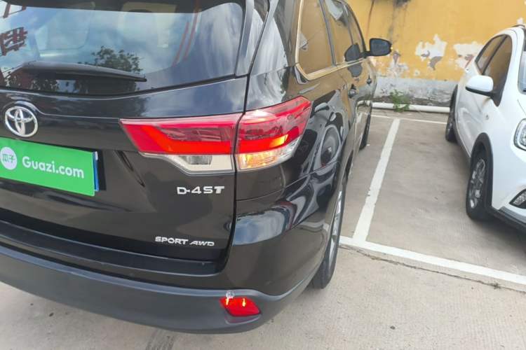 Used Toyota Highlander 2018 2.0T Four-Wheel Drive Luxury Version 7 Seats China VI Standard Right Rear Taillight