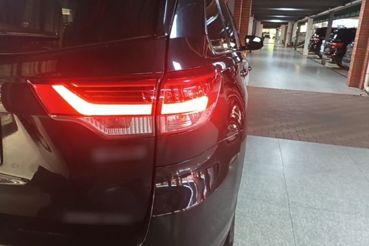 Used Toyota Highlander 2018 2.0T Four-Wheel Drive Luxury Version 7 Seats China VI Standard Right Rear Taillight