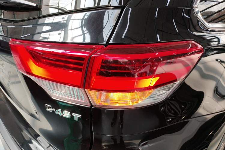 Used Toyota Highlander 2018 2.0T Two-Wheel Drive Elite Edition 7 Seats Emission Standard China V Right Rear Taillight