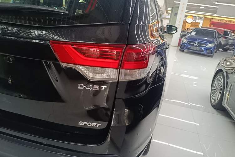 Used Toyota Highlander 2018 2.0T Two-Wheel Drive Luxury Edition 7 Seats China VI Standard Right Rear Taillight