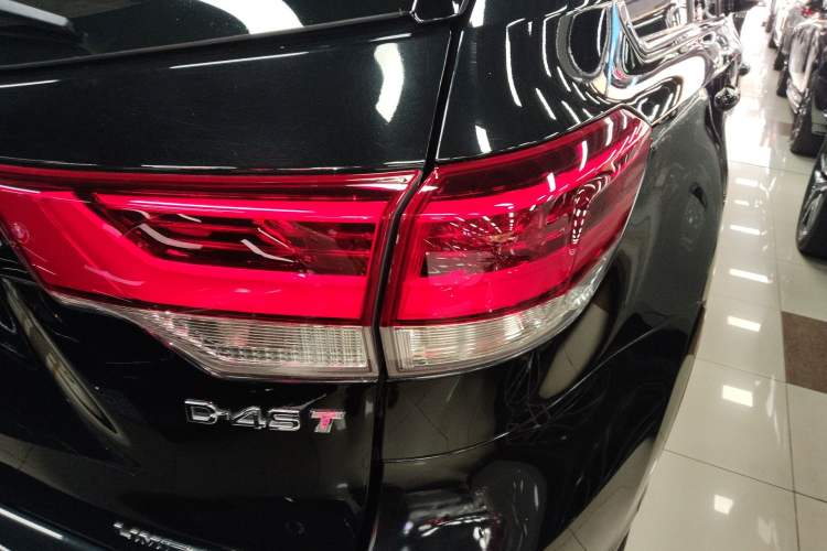 Used Toyota Highlander 2018 2.0T Four-Wheel Drive Ultimate Edition 7-Seater Emission Standard China V Right Rear Taillight
