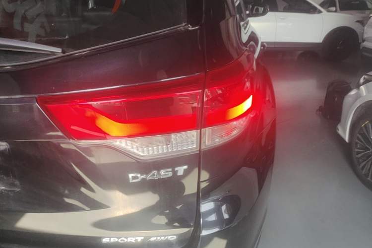 Used Toyota Highlander 2018 2.0T Four-Wheel Drive Prestige Version 7 Seats China VI Standard Right Rear Taillight