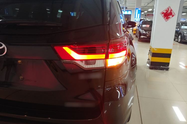 Used Toyota Highlander 2018 2.0T Four-Wheel Drive Luxury Version 7 Seats China VI Standard Right Rear Taillight
