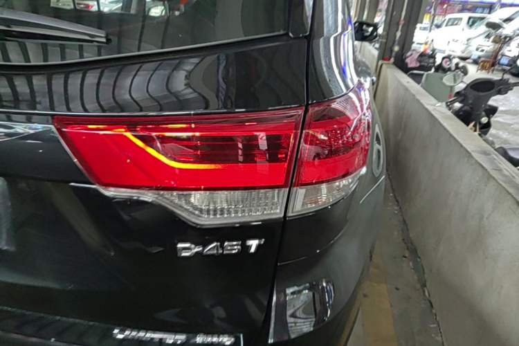 Used Toyota Highlander 2018 2.0T Four-Wheel Drive Ultimate Edition 7-Seater Emission Standard China V Right Rear Taillight