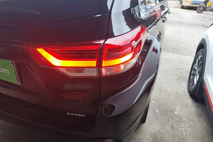 Used Toyota Highlander 2018 2.0T Two-Wheel Drive Luxury Edition 7 Seats China VI Standard Right Rear Taillight