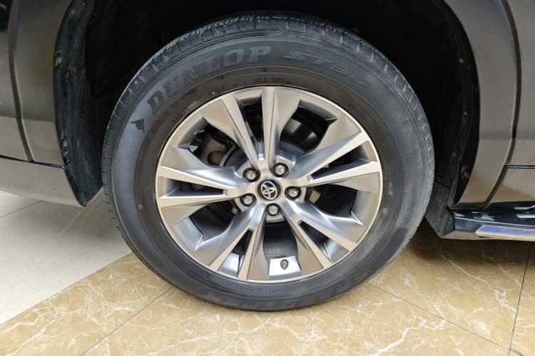 Used Toyota Highlander 2018 2.0T Two-Wheel Drive Elite Edition 7 Seats China VI Standard Right Rear Wheel Hub