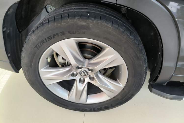 Used Toyota Highlander 2018 2.0T Four-Wheel Drive Luxury Edition 7 Seats China V Emission Standard Right Rear Wheel Hub