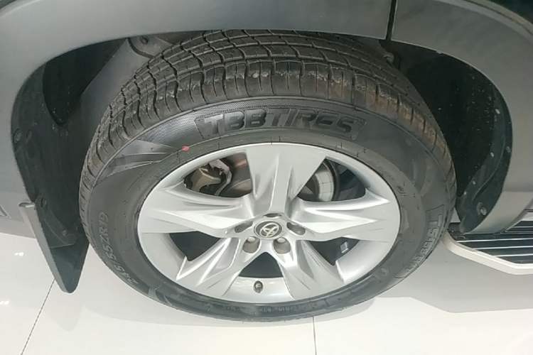 Used Toyota Highlander 2018 2.0T Two-Wheel Drive Luxury Edition 7 Seats China VI Standard Right Rear Wheel Hub