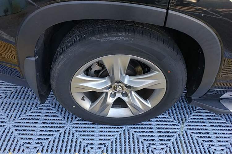 Used Toyota Highlander 2018 2.0T Four-Wheel Drive Luxury Version 7 Seats China VI Standard Right Rear Wheel Hub