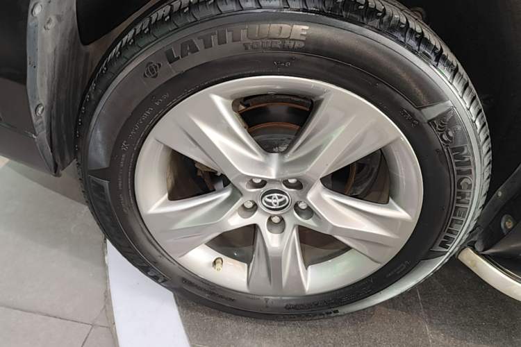 Used Toyota Highlander 2018 2.0T Four-Wheel Drive Luxury Version 7 Seats China VI Standard Right Rear Wheel Hub