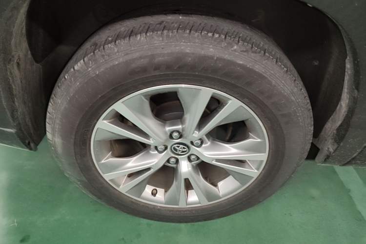Used Toyota Highlander 2018 2.0T Two-Wheel Drive Elite Version 5 Seats China VI Standard Right Rear Wheel Hub