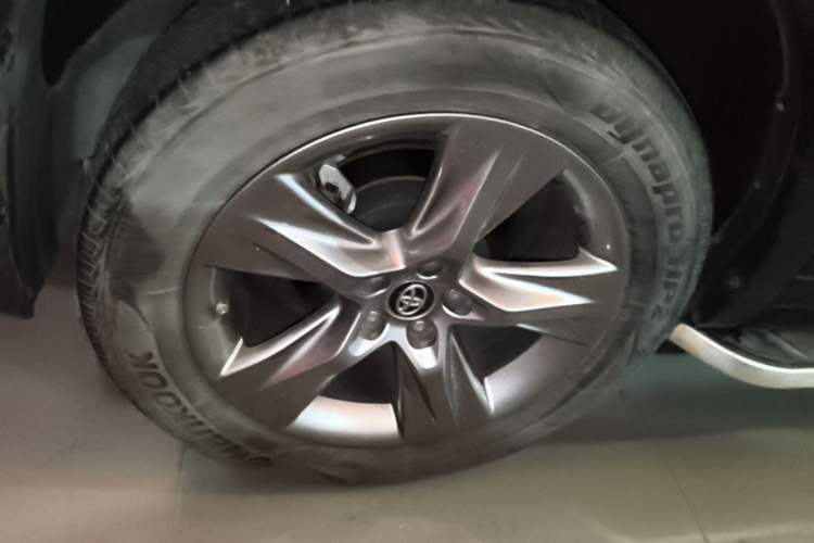 Used Toyota Highlander 2018 2.0T Four-Wheel Drive Luxury Version 7 Seats China VI Standard Right Rear Wheel Hub