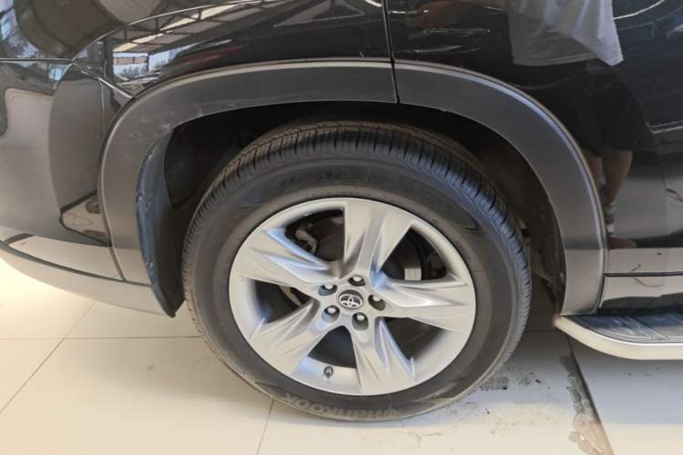 Used Toyota Highlander 2018 2.0T Four-Wheel Drive Luxury Edition 7 Seats China V Emission Standard Right Rear Wheel Hub
