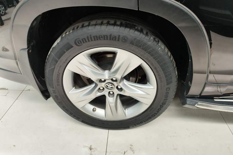 Used Toyota Highlander 2018 2.0T Four-Wheel Drive Luxury Edition 7 Seats China V Emission Standard Right Rear Wheel Hub