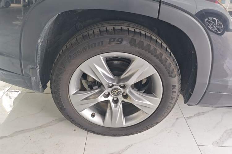 Used Toyota Highlander 2018 2.0T Four-Wheel Drive Luxury Version 7 Seats China VI Standard Right Rear Wheel Hub