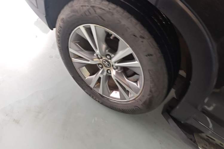 Used Toyota Highlander 2018 2.0T Two-Wheel Drive Elite Edition 5 Seats Emission Standard China V Right Rear Wheel Hub