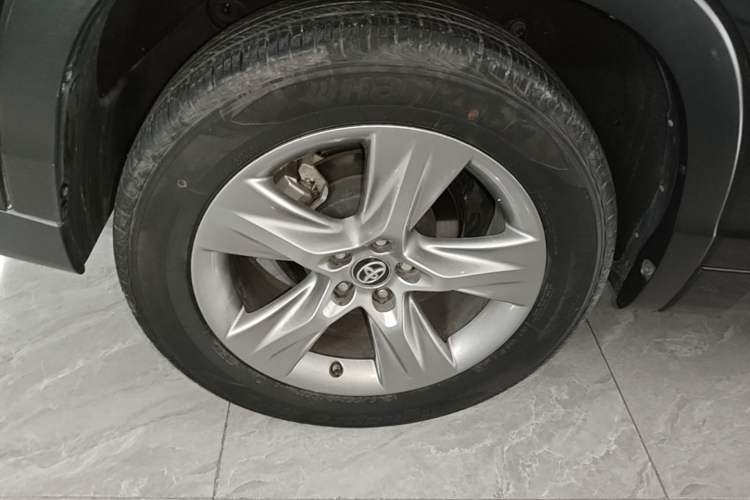 Used Toyota Highlander 2018 2.0T Four-Wheel Drive Prestige Version 7 Seats China VI Standard Right Rear Wheel Hub
