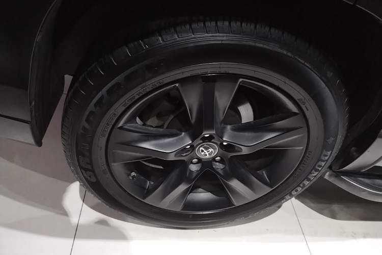 Used Toyota Highlander 2018 2.0T Four-Wheel Drive Knight Edition 7 Seats China VI Standard Right Rear Wheel Hub