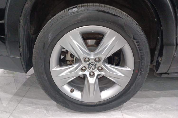 Used Toyota Highlander 2018 2.0T Four-Wheel Drive Luxury Version 7 Seats China VI Standard Right Rear Wheel Hub
