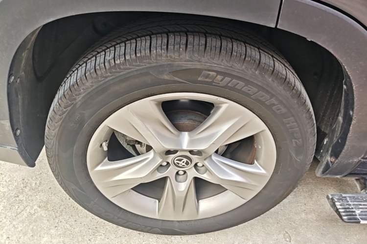 Used Toyota Highlander 2018 2.0T Four-Wheel Drive Luxury Edition 7 Seats China V Emission Standard Right Rear Wheel Hub
