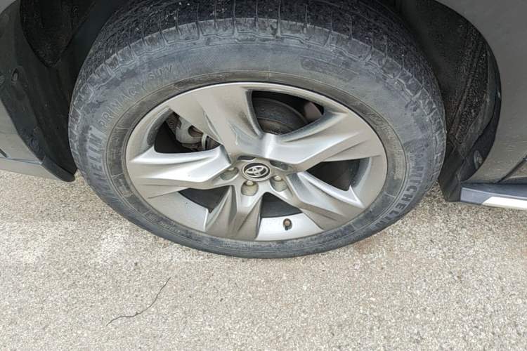 Used Toyota Highlander 2018 2.0T Two-Wheel Drive Luxury Edition 7 Seats China VI Standard Right Rear Wheel Hub