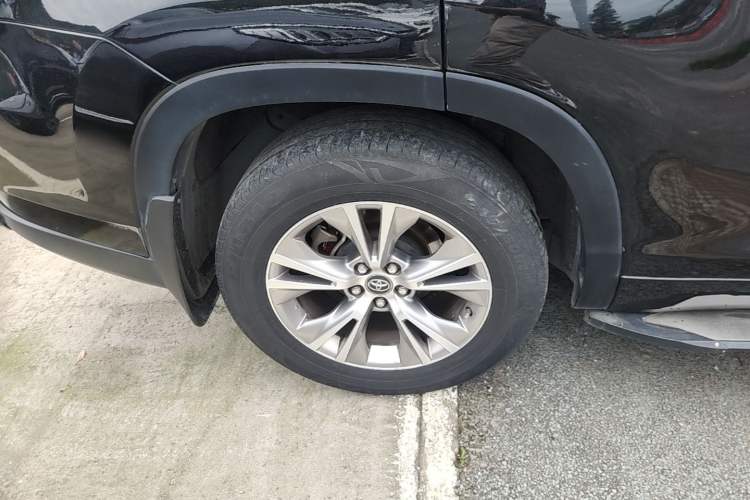 Used Toyota Highlander 2018 2.0T Four-Wheel Drive Elite Edition 7 Seats China VI Standard Right Rear Wheel Hub