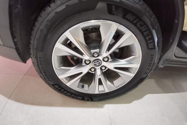 Used Toyota Highlander 2018 2.0T Two-Wheel Drive Elite Edition 7 Seats China VI Standard Right Rear Wheel Hub