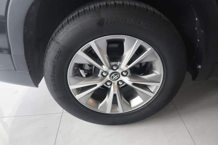 Used Toyota Highlander 2018 2.0T Four-Wheel Drive Elite Edition 7 Seats China VI Standard Right Rear Wheel Hub