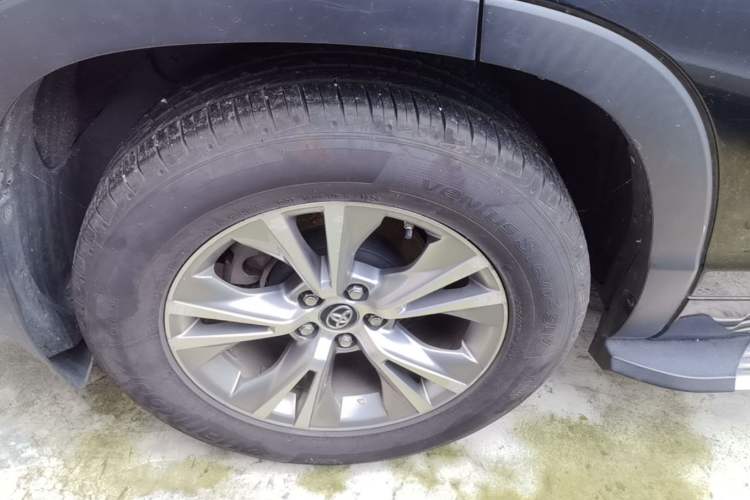 Used Toyota Highlander 2018 2.0T Two-Wheel Drive Elite Edition 7 Seats China VI Standard Right Rear Wheel Hub