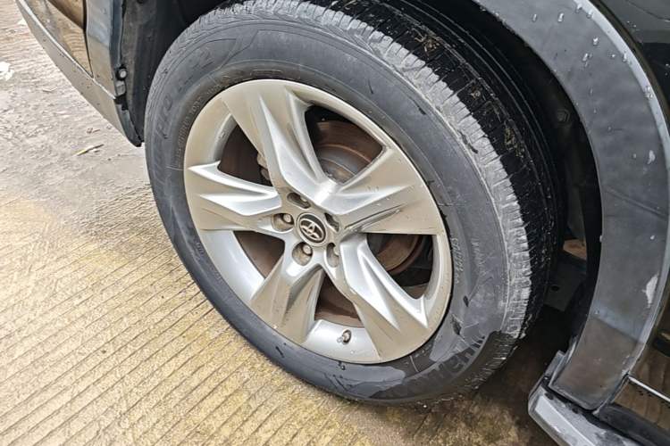 Used Toyota Highlander 2018 2.0T Four-Wheel Drive Luxury Edition 7 Seats China V Emission Standard Right Rear Wheel Hub
