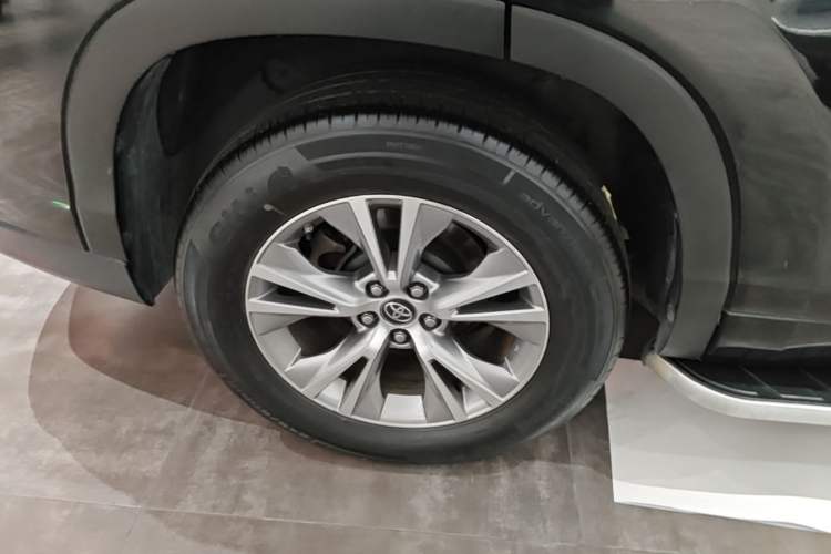 Used Toyota Highlander 2018 2.0T Two-Wheel Drive Elite Version 5 Seats China VI Standard Right Rear Wheel Hub