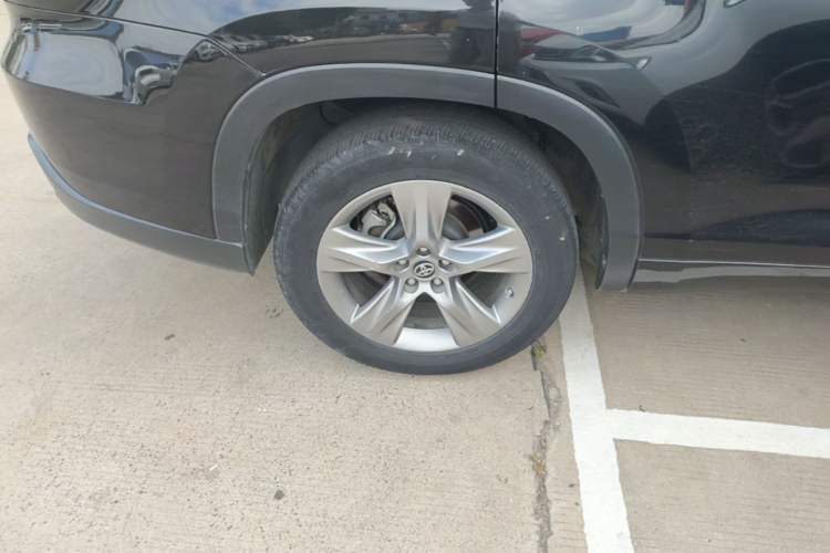 Used Toyota Highlander 2018 2.0T Four-Wheel Drive Luxury Version 7 Seats China VI Standard Right Rear Wheel Hub