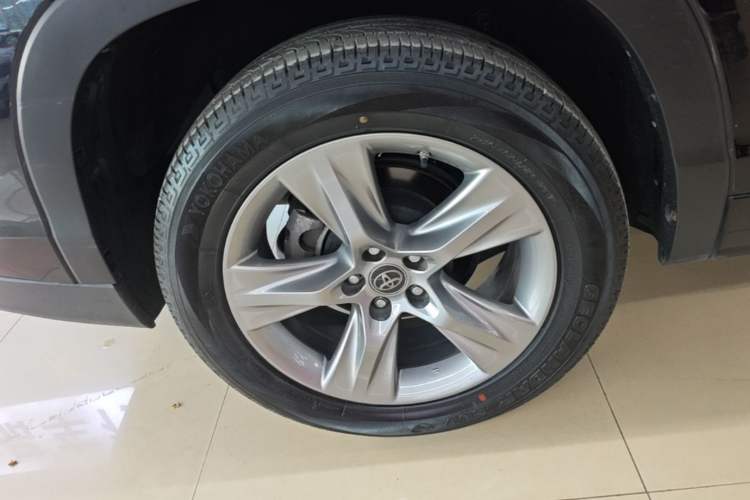 Used Toyota Highlander 2018 2.0T Four-Wheel Drive Luxury Version 7 Seats China VI Standard Right Rear Wheel Hub