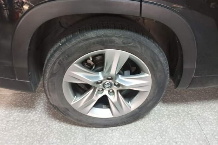 Used Toyota Highlander 2018 2.0T Four-Wheel Drive Luxury Version 7 Seats China VI Standard Right Rear Wheel Hub