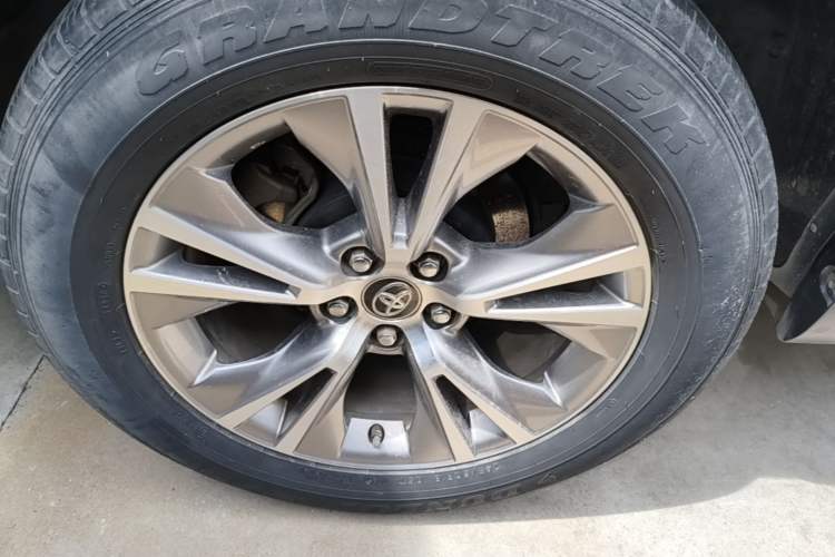 Used Toyota Highlander 2018 2.0T Two-Wheel Drive Elite Version 5 Seats China VI Standard Right Rear Wheel Hub