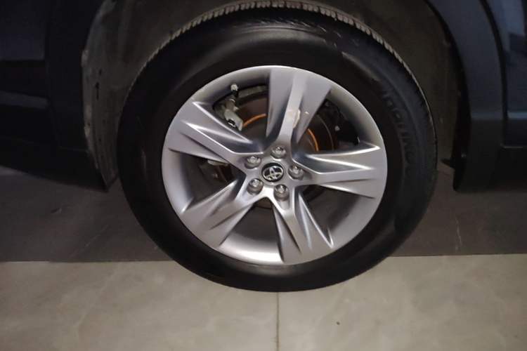 Used Toyota Highlander 2018 2.0T Four-Wheel Drive Prestige Version 7 Seats China VI Standard Right Rear Wheel Hub
