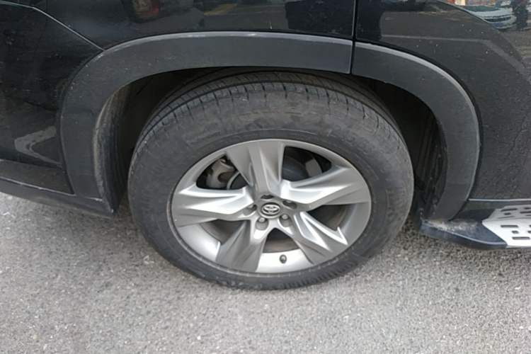 Used Toyota Highlander 2018 2.0T Four-Wheel Drive Prestige Version 7 Seats China VI Standard Right Rear Wheel Hub